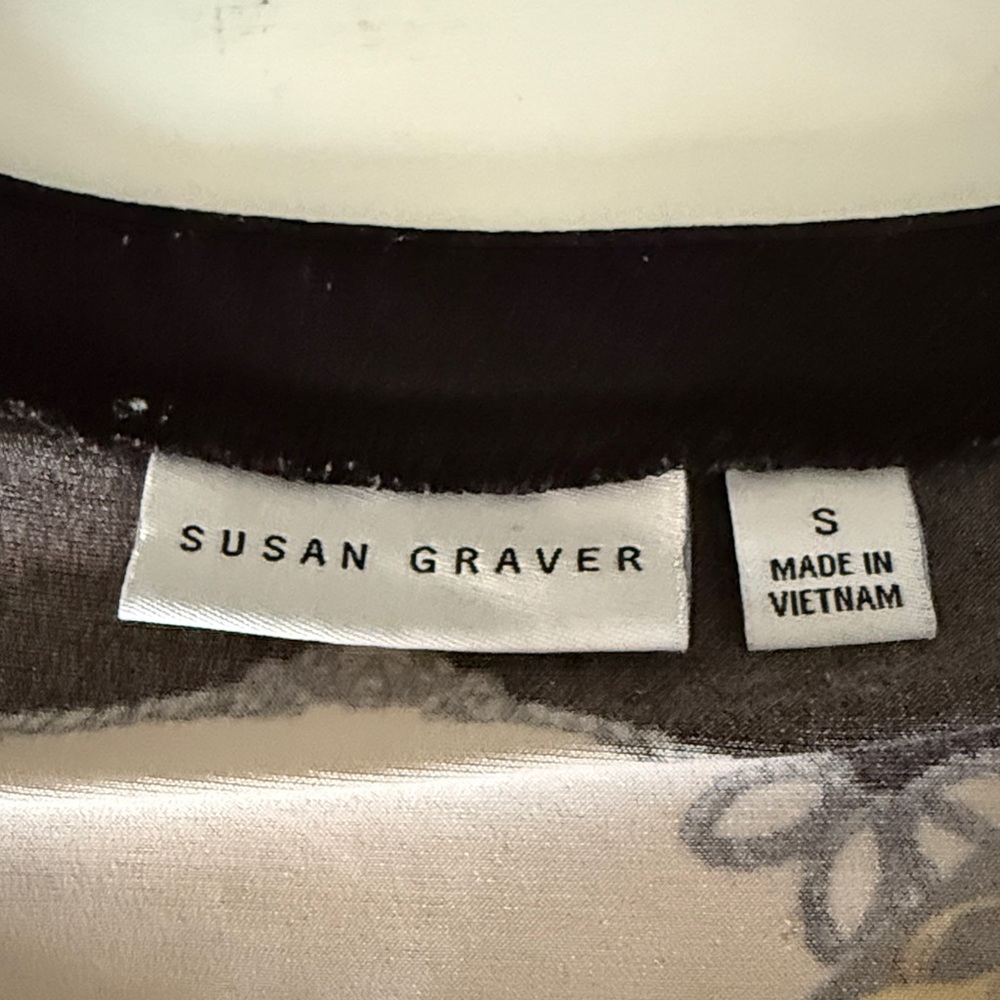 Susan Graver Black and Gold Patterned liquid knit tunic SZS Long sleeve. - Picture 3 of 14